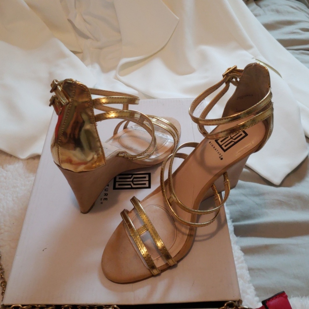 Gold tan adorable sandals almost pretty much flawl